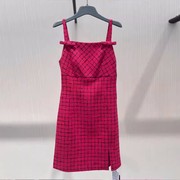 欧阿玛施女装(施女装)2023秋冬时尚，玫红色羊毛小香风格纹吊带连衣裙女