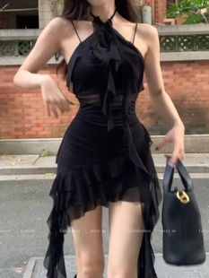 吉妮的宝藏《黑色玫瑰》网纱微透不规则，设计感飘带弹力吊带裙