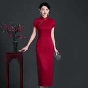 五一婚礼旗袍复古长款酒红色，醋酸缎提花传统改良喜庆妈妈婚宴旗袍