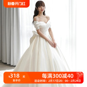 超仙一字肩婚纱2023新娘法式缎面高级出门纱拖尾迎宾礼服白色
