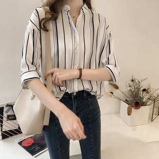 批发夏季女装韩版设计感小众五分袖衬衣，宽松显瘦条纹v领衬衫