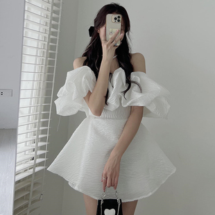 韩国chic春季法式甜美一字，领露肩肌理，纹感拼接荷叶边a字型连衣裙