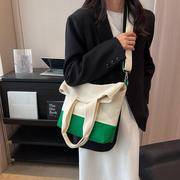 韩版大容量手提包时尚定型斜挎单肩包小众拼接帆布水桶包女包