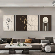 侘寂风人物客厅沙发，背景墙面装饰画高级感三联画挂画抽象艺术壁画