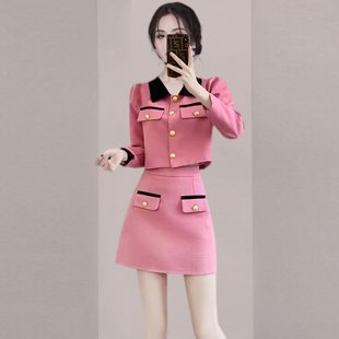 2023秋冬气质名媛小香风，粉红色套装时尚，短款外套半身裙两件套