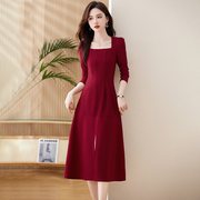 2023秋季法式开叉打底连衣裙，女方领酒红色设计感时尚简约裙子