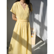 《油画少女》柔淡黄色提花，纯色v领收腰中长款气质，法式连衣裙女夏