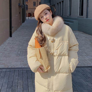 奶黄色牛角扣羽绒服女中长款带毛领韩版宽松加厚立领冬季外套