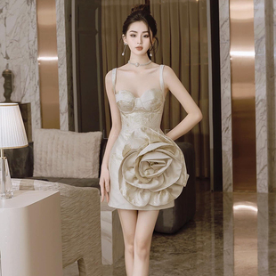 越南小众LA REINE 2023春季香槟色暗纹大花吊带抹胸连衣裙