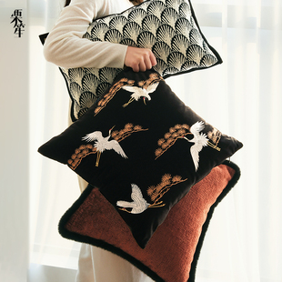 新中式复古风红色抱枕，高档刺绣飞鹤靠枕民宿靠垫，客厅沙发抱枕组合