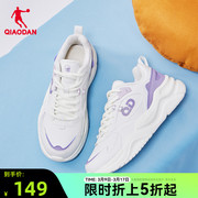 中国乔丹休闲鞋女2023冬季皮面加绒保暖运动鞋，白色低帮女鞋子