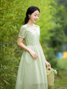 纻衣原创设计绿色v领连衣裙，2024夏装收腰显瘦清新小众长裙子