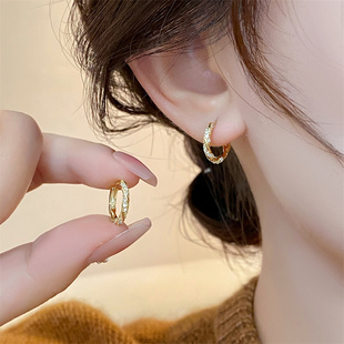 珍珠耳环圈圈2024小众独特耳饰，女金色高级感素圈耳扣耳圈