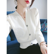 白色针织开衫外套女春装，2024休闲时尚，钉珠高级感软糯女士毛衣