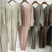 蝙蝠袖宽松显瘦裙子，秋季2023金属，光泽感褶皱连衣裙级感