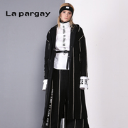 Lapargay纳帕佳2023秋冬女装黑色风衣中长款立体条纹大衣外套