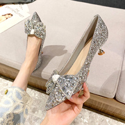 银色蝴蝶结婚鞋3cm低跟新娘鞋2023年高跟鞋女细跟订婚公主水晶鞋