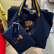 日本乐天polo熊穿藏青色毛衣，牛仔裤熊帆布包，购物袋子母包男女同款