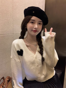 韩系少女 针织衫女V领白色开衫爱心毛衣外套上衣+百褶半身裙遮肉