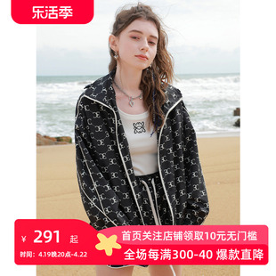 三彩2024春季休闲满印防晒外套连帽宽松上衣开衫街头时尚女