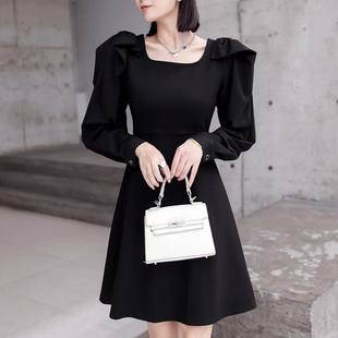 欧洲站黑色小礼服连衣裙洋气，设计感方领法式泡泡袖修身气质裙子