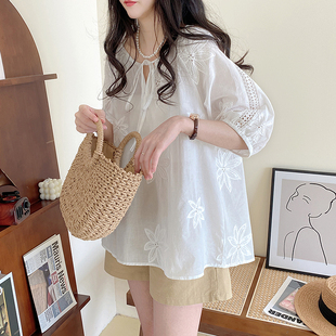 白色娃娃衫上衣女2024年夏季韩版圆领，套头甜美系带勾花中袖衬衫