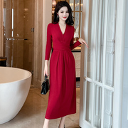 法式优雅赫本风红色连衣裙秋季复古修身气质轻奢系带V领长裙