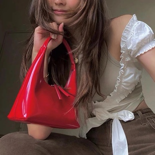 韩国小众设计师复古亮面红色月牙，包潮牌漆面复古单肩包女手提包包