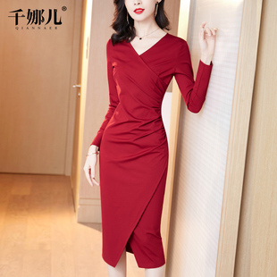 红色连衣裙女春秋装2024长袖，v领包臀开叉，高端气质显瘦长裙子