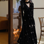 今流行复古优雅V领黑色丝绒刺绣连衣裙气质内搭长裙子