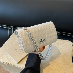 法国包包女包2024流行潮时尚韩版褶皱纹链条绣线水钻小方包