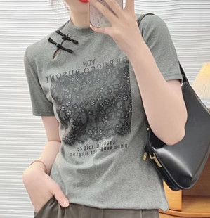 女装衣依阿玛施2024夏时尚法式圆领字母印花国风复古短袖T恤