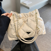 白色包包女2024时尚小众菱格链条单肩腋下包高级感洋气水桶包