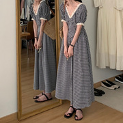 法式黑白格子连衣裙女夏季2023设计感v领气质收腰显瘦长裙子