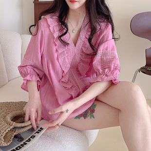 粉色娃娃衫上衣女2024年夏季通勤韩版v领蕾丝，花边很仙的小衫衬衫