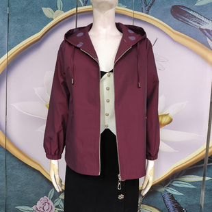 鑫凯丽莱2a-05春季妈妈装短款紫红连帽风衣外套，大码中老年女开衫