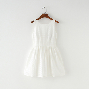 夏季露背白色小个子连衣裙刺绣，镂空小清新减龄无袖收腰背心裙
