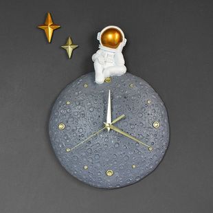 现代轻奢宇航员挂钟客厅家用时尚静音钟表创意个性餐厅墙面装饰钟