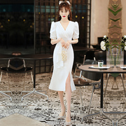 白色法式小晚礼服平时可穿小众高端气质v领中长款修身鱼尾连衣裙