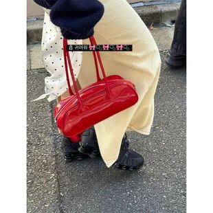包包女2024韩版小众，复古红色单肩包时尚漆皮，手提腋下包法棍包