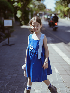 史豌豆(史豌豆)童装，女童蓝色不对称肩带连衣裙，2024夏装洋气儿童吊带裙