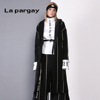 Lapargay纳帕佳2023秋冬女式黑色风衣中长款立体条纹大衣外套