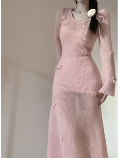 粉色毛衣针织连衣裙2024秋冬高级感超好看小香风打底内搭长裙