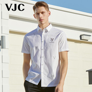 vjc威杰思2023春夏，男装白色短袖衬衫，字母烫钻商务通勤上衣