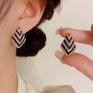 日韩时尚几何菱形条纹镶钻耳钉网红百搭款高级感气质优雅耳环