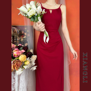 巷里法式复古红色，吊带裙夏季镂空显瘦气质，露背订婚结婚开叉连衣裙