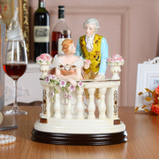 英国陶瓷瓷偶创意结婚礼物，摆件情侣欧式奢华人物摆件高档别墅客厅