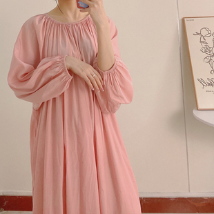 春季孕妇装圆领褶皱连衣裙粉色，宽松显瘦慵懒风，设计感孕期裙子秋款