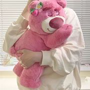 可爱倒霉熊趴版草莓熊玩偶粉色睡觉抱枕公仔毛绒玩具送生日礼物女