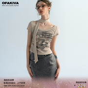 ofakiva“虚实影像”印花卡其色t恤女修身短上衣，配丝巾